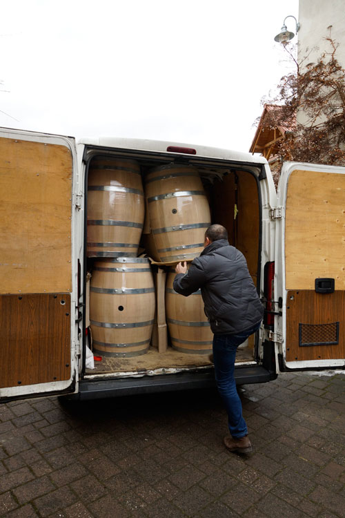 Die neuen Barriques für unsere hochwertigen 2012er Rotweine werden angeliefert. 